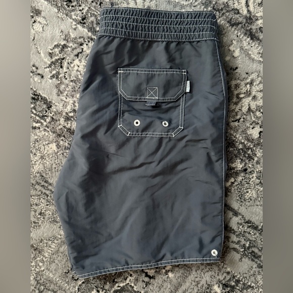 Tommy Bahama Reversible Gray and White Floral Board shorts, Sz L - Picture 5 of 6